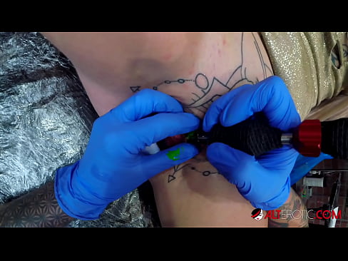 ❤️ Sully Savage mai tsananin jarfa ta yi tattoo a kan kwarin ta ❌ a batsa% ha.porn-mate.ru ❤